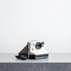1907 IMPOSSIBLE Appareil photo Polaroid Now - Noir & Blanc