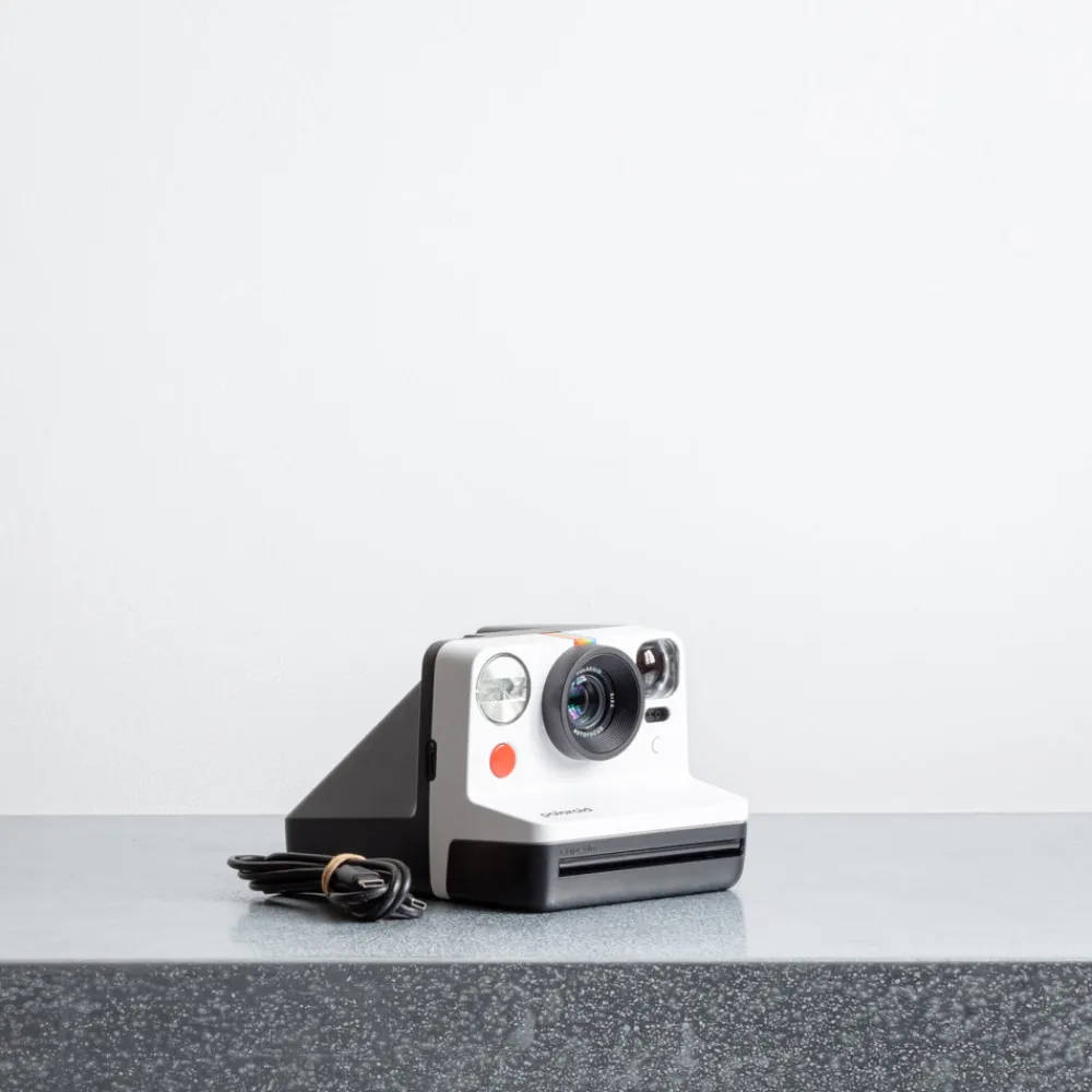 1907 IMPOSSIBLE Appareil photo Polaroid Now - Noir & Blanc
