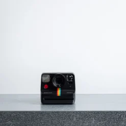 1907 IMPOSSIBLE Appareil photo retro Polaroid Now + - Noir