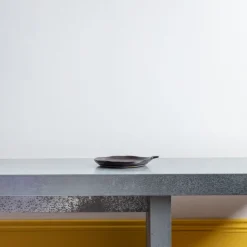 259 SERAX Assiette poêlon La Mère - Ebony