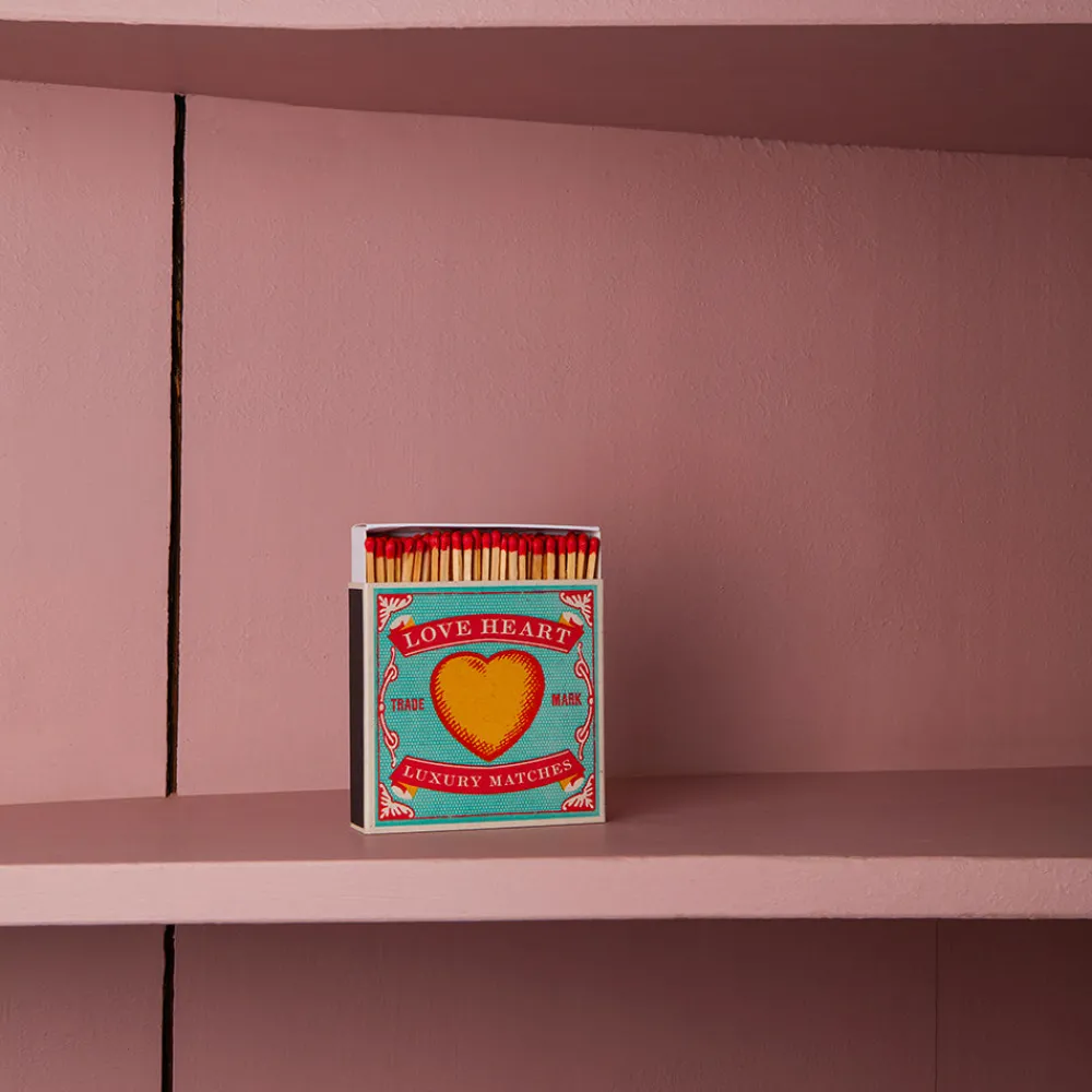 590 FINE MATCH BOX Boîte de 150 grandes allumettes - Love Heart