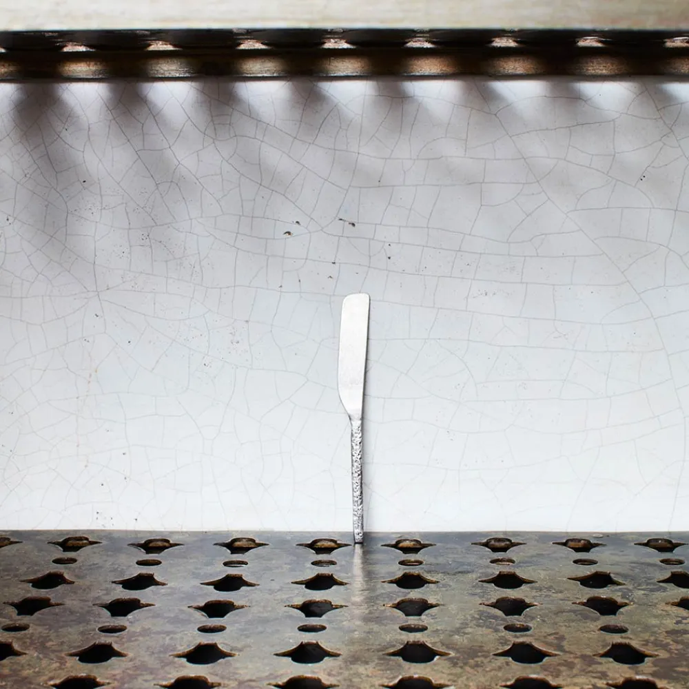 259 SERAX Couteau en métal martelé - Stonewash - La Nouvelle Table