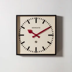 1827 NEWGATE Horloge murale carrée Number 5 - Aiguilles rouge