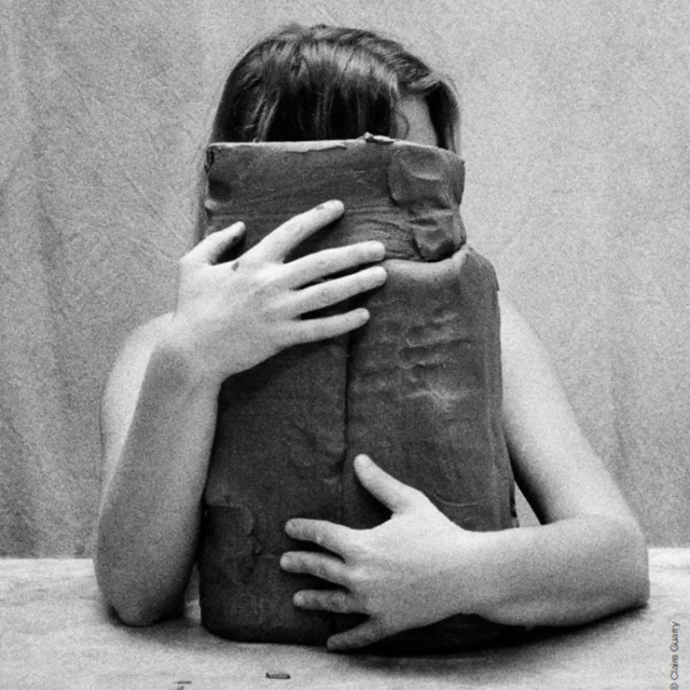730 PHAIDON Livre - Les mains dans la Terre