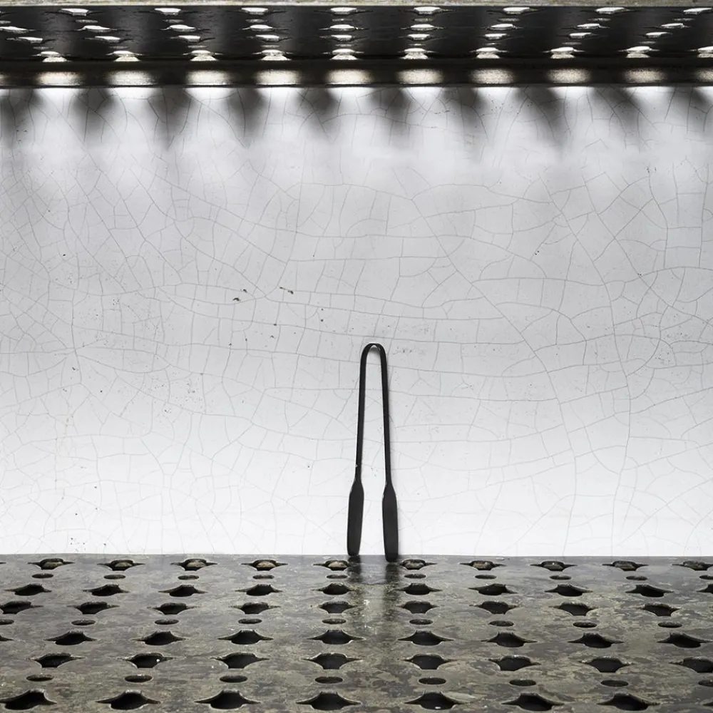 259 SERAX Pince en métal martelé - Anthracite - La Nouvelle Table