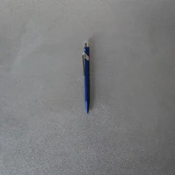 252 CARAN D ACHE Stylo bille 849 COLORMAT-X - Bleu - Caran d'Ache
