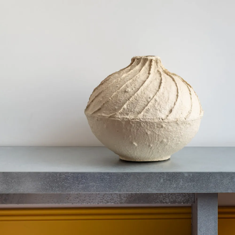 447 SNOWDROPS COPENHAGEN Vase strié en papier mâché